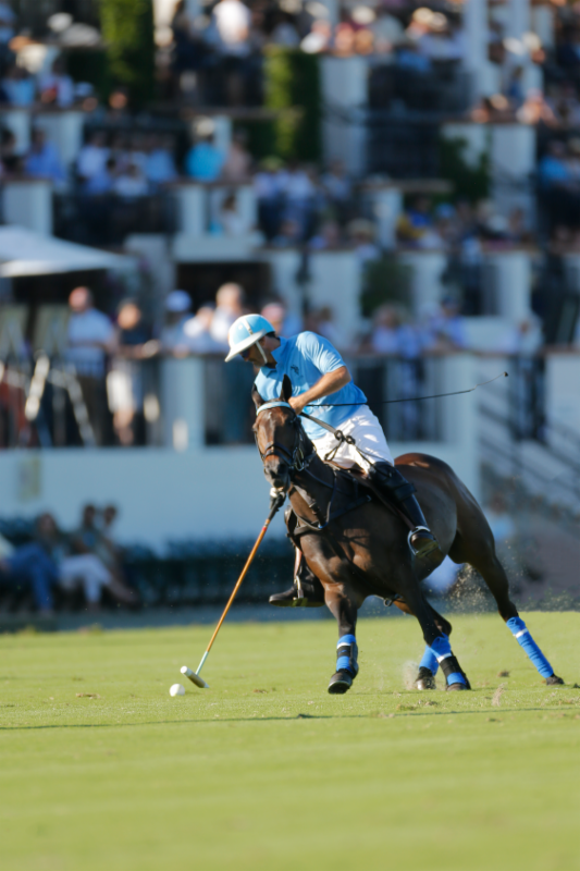 Adolfo Cambiaso turns the ball in front of a packed house. Photo: David Lominska/Polographics.com